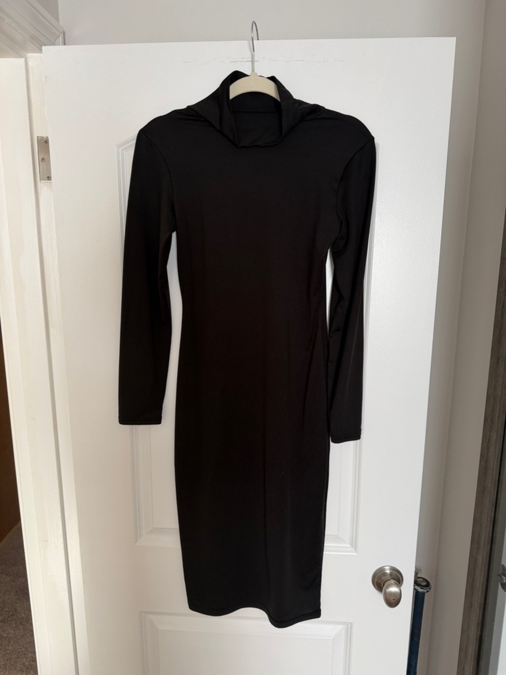 Classic Black Long-Sleeve Hooded Bodycon Dress